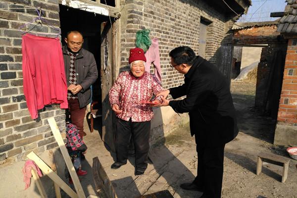 羅塘鄉春節前夕慰問老黨員和困難黨員.jpg