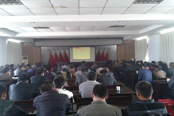 陶樓鎮(zhèn)機關(guān)支部組織黨員利用遠程教育站點在春節(jié)前進行集中學(xué)習(xí).jpg