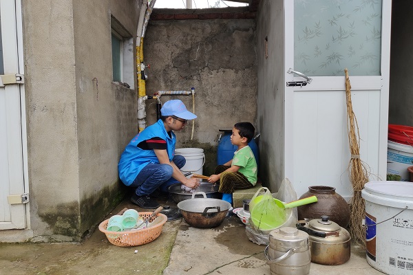 網格員關愛留守兒童.jpg