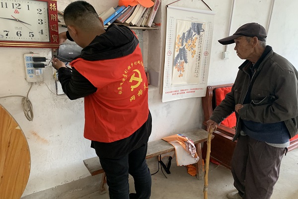 網(wǎng)格員入戶為群眾檢查線路