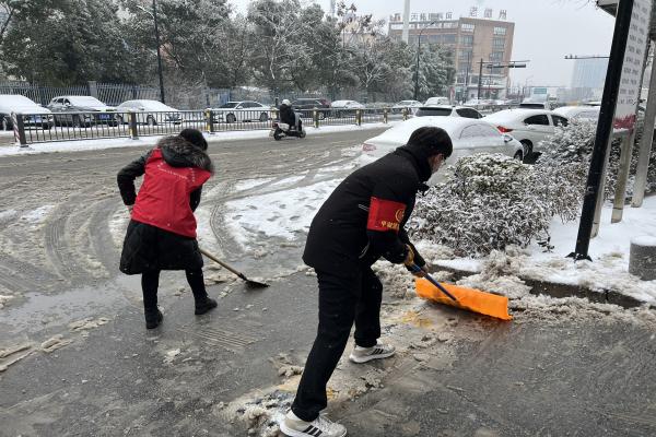 長豐(雙鳳)經開區鳳霞社區:黨員群眾齊上陣 冰雪映“紅”顯擔當1.jpg