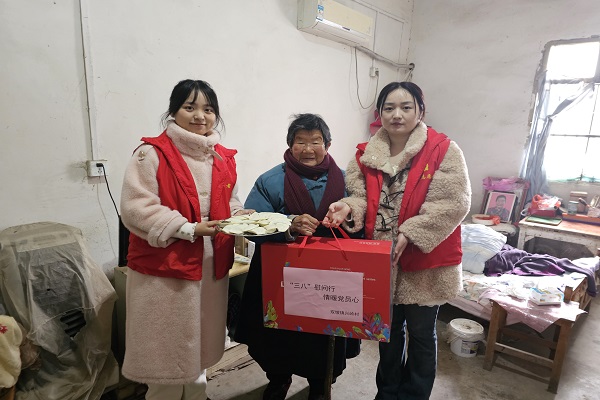 婦聯(lián)慰問3.jpg