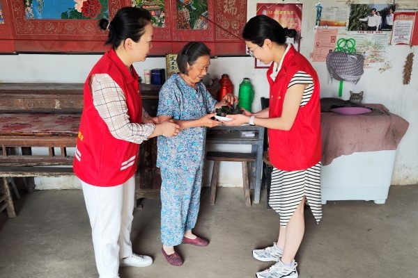 黨員志愿者給困難老人送粽子1.jpg