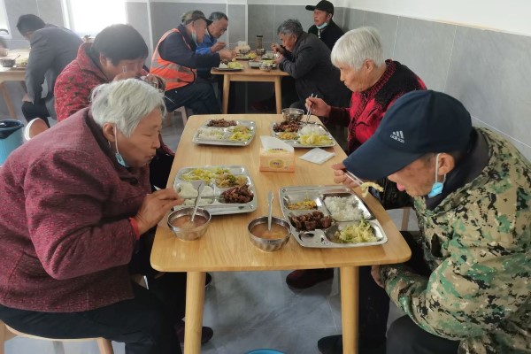 老年食堂就餐.jpg